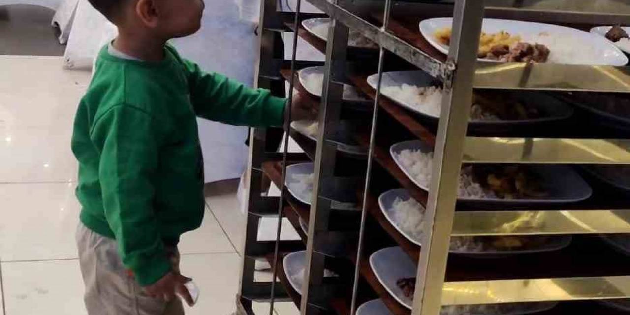 Her Tabaktan Yemek Alan Çocuğun Görüntüleri Güldürdü