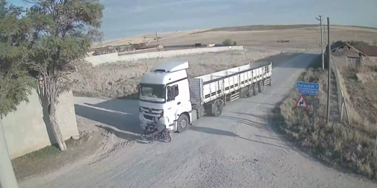 Tırın Motosiklete Çarpıp Sürüklediği Anlar Güvenlik Kamerasında