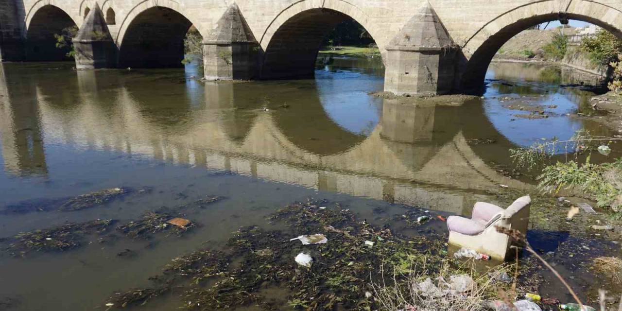 Tunca Nehri’ne Atılan Koltuk Görenleri Hayrete Düşürdü