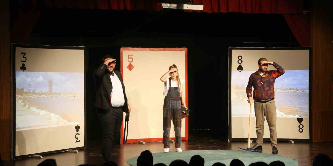 Merkezefendi Kent Tiyatrosu Oyuncuları İzleyenleri Hayran Bıraktı