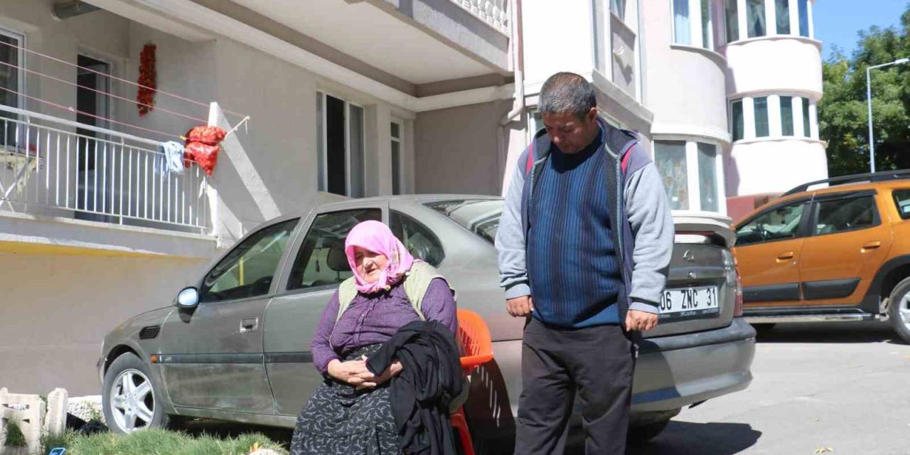 73 Yaşındaki Kadın Engelli Oğluyla Sokakta Kaldı