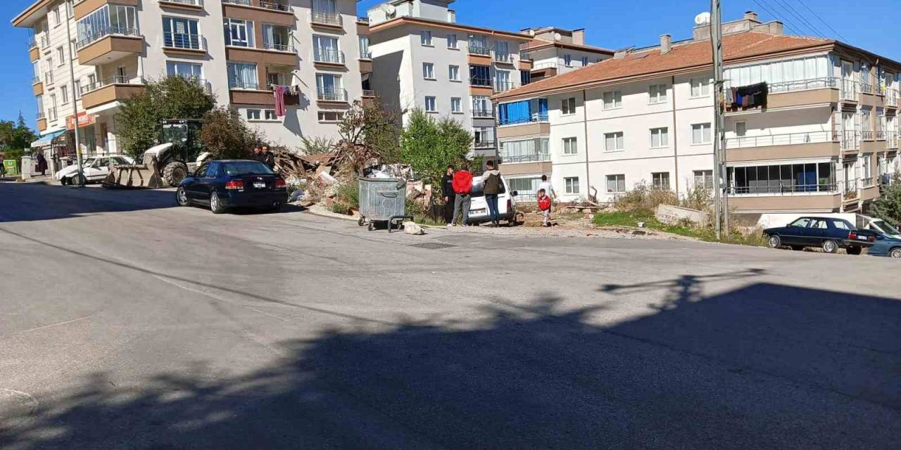 Gecekondunun Yıkımı Sırasında Kepçe Operatörünü Silahla Yaraladı