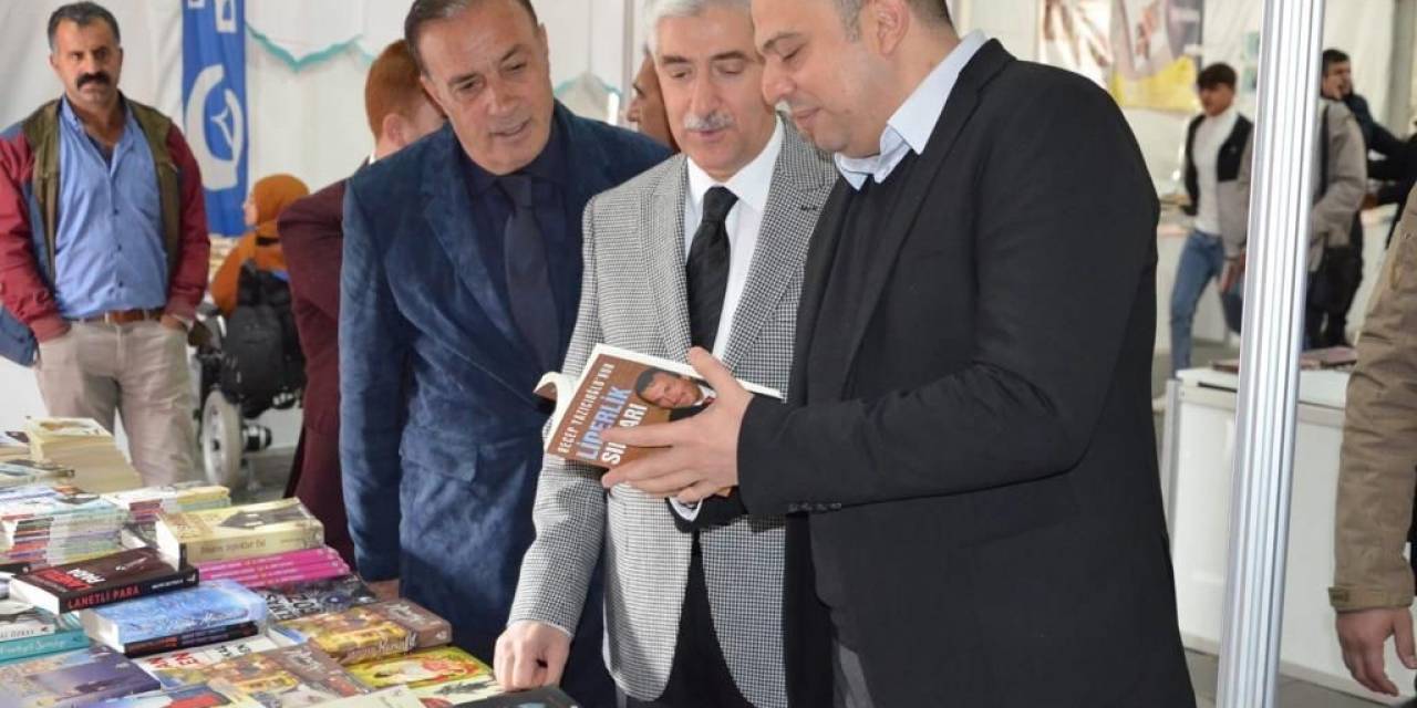 Tatvan Kaymakamı Demir Kitap Fuarı’nı Gezdi