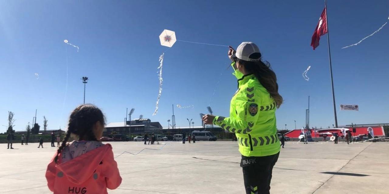 Uçurtmalarını Polis Eşliğinde Uçurdular