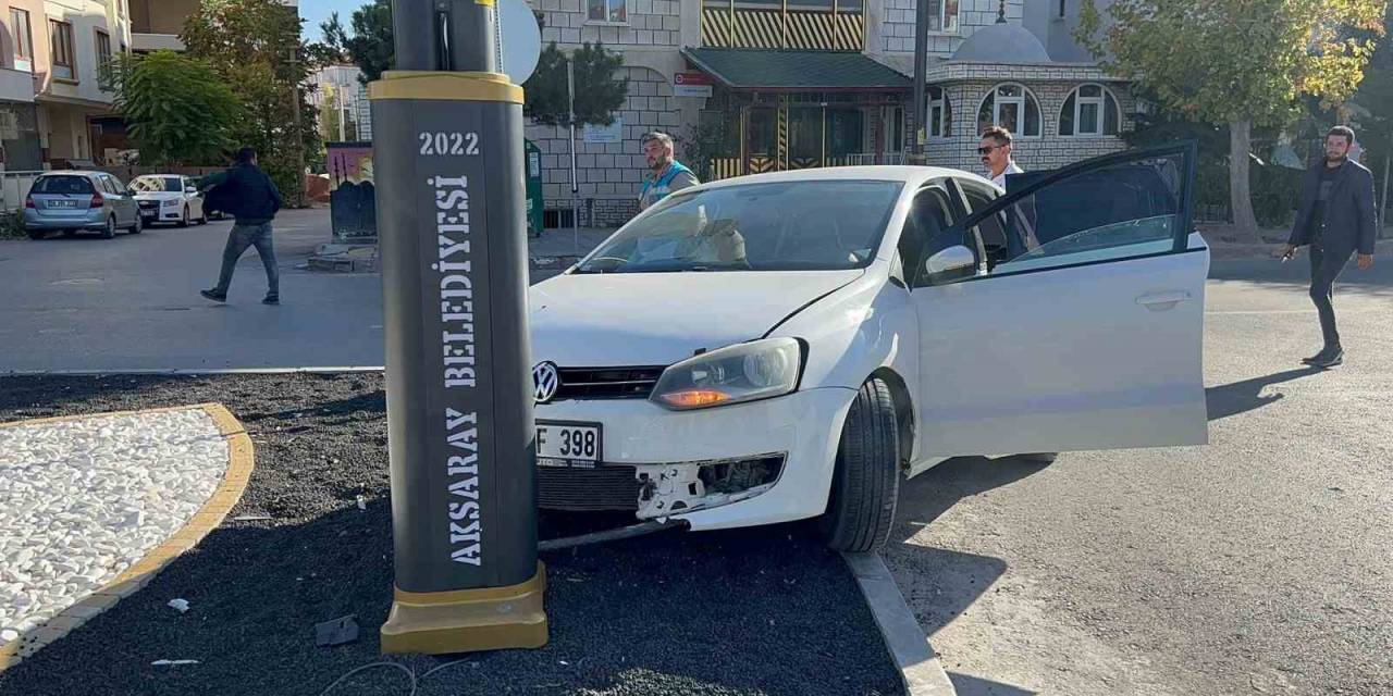Aksaray’da Otomobil Refüjdeki Aydınlatma Direğine Çarptı: 1 Yaralı
