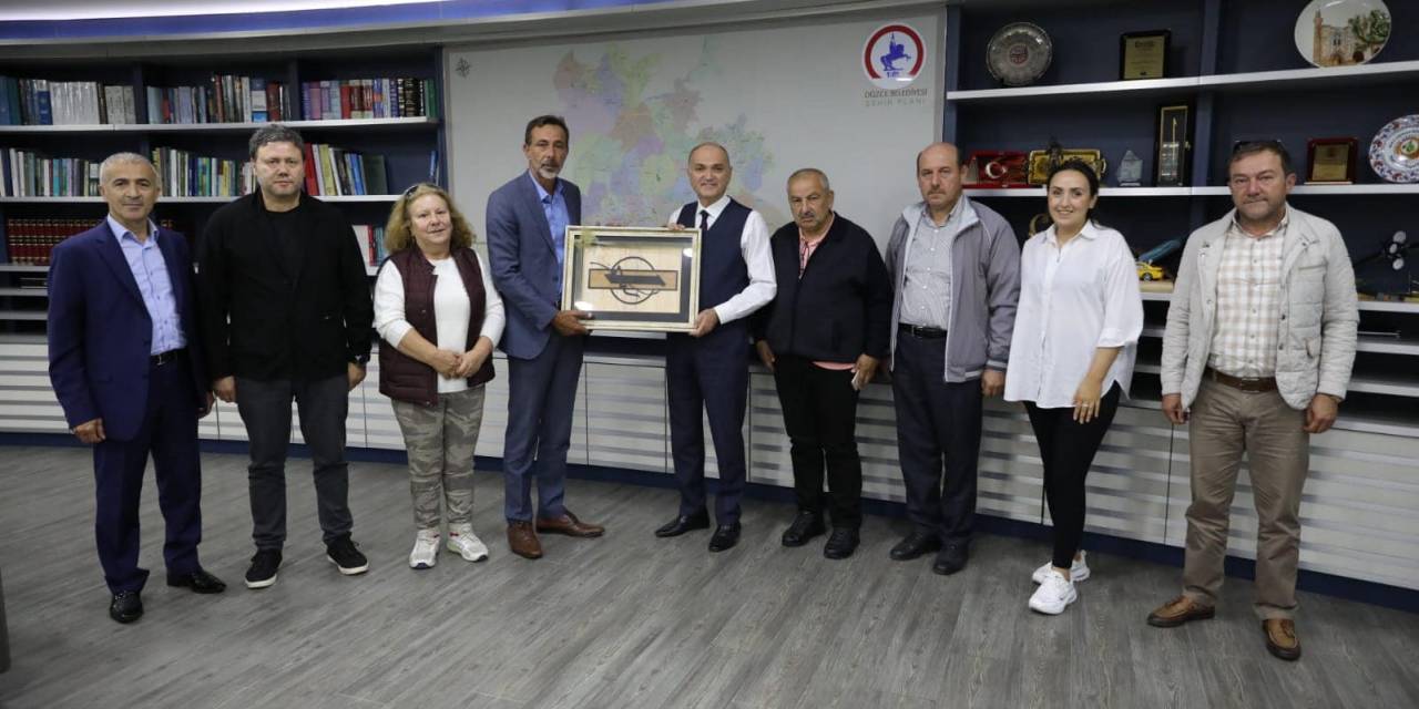 Başkan Özlü’ye Kufi Hat Tablosu Hediye Ettiler