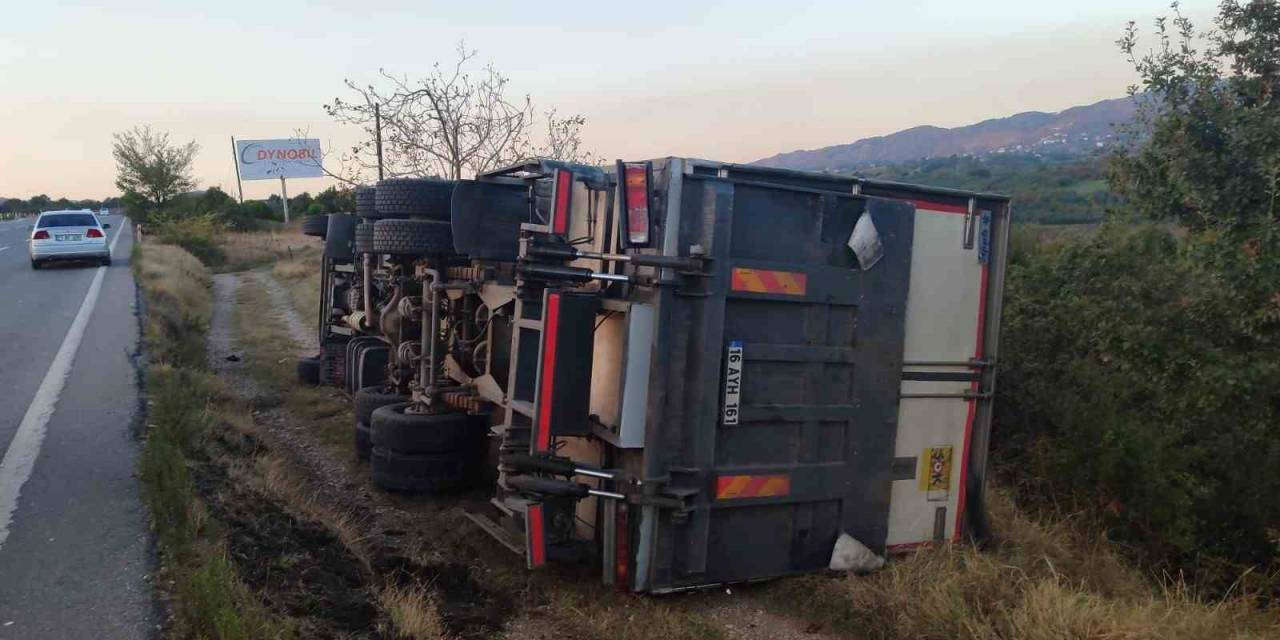 Devrilen Kamyon Şarampole Yuvarlanmaktan Son Anda Kurtuldu