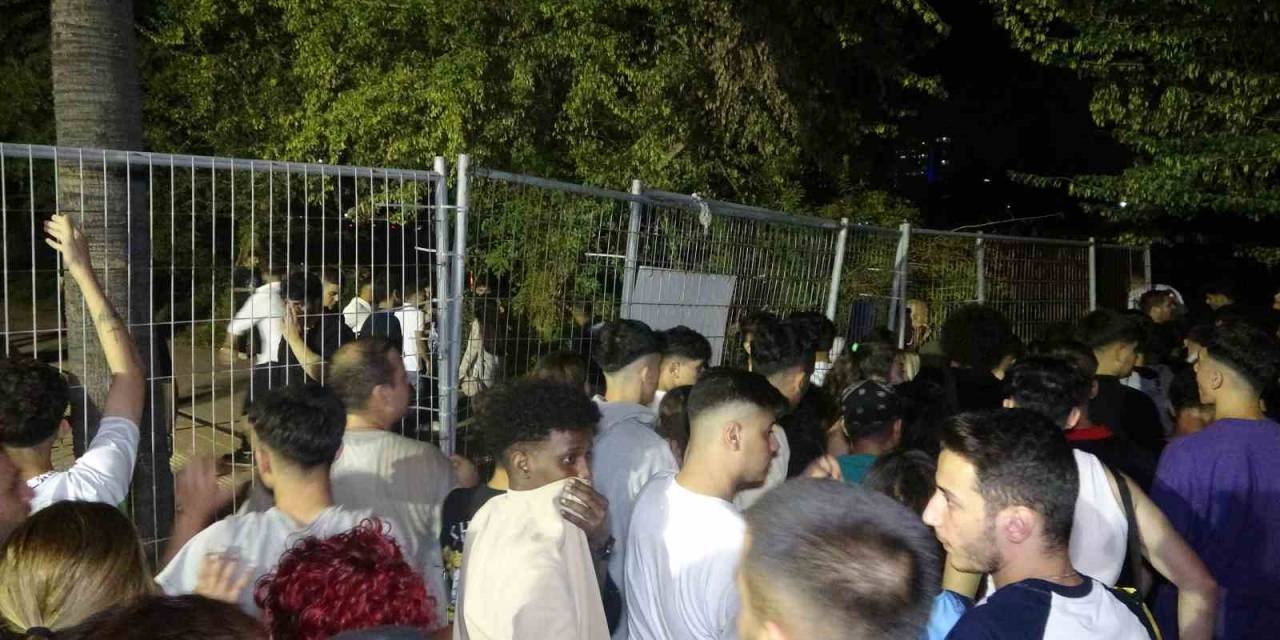 Adana’da Çukurova Rock Festivali’nde Gençler Bariyerleri Bilet Gişelerini Yıkıp İçeri Girdi