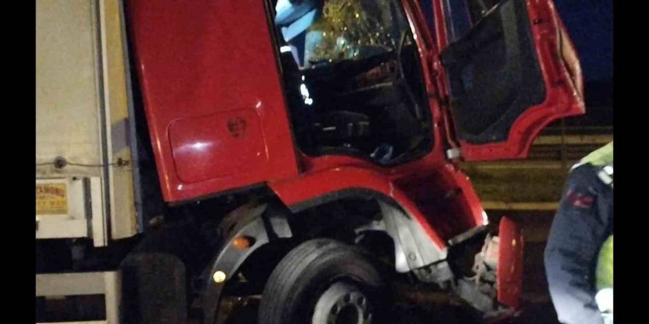 Beykoz’da Kontrolden Çıkan Tır Bariyere Ve Başka Bir Tıra Çarptı: 1 Yaralı