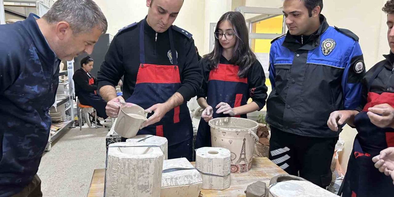 Yüksekova Polisi 3 Dalda 40 Öğrenciye Kurs Verdi