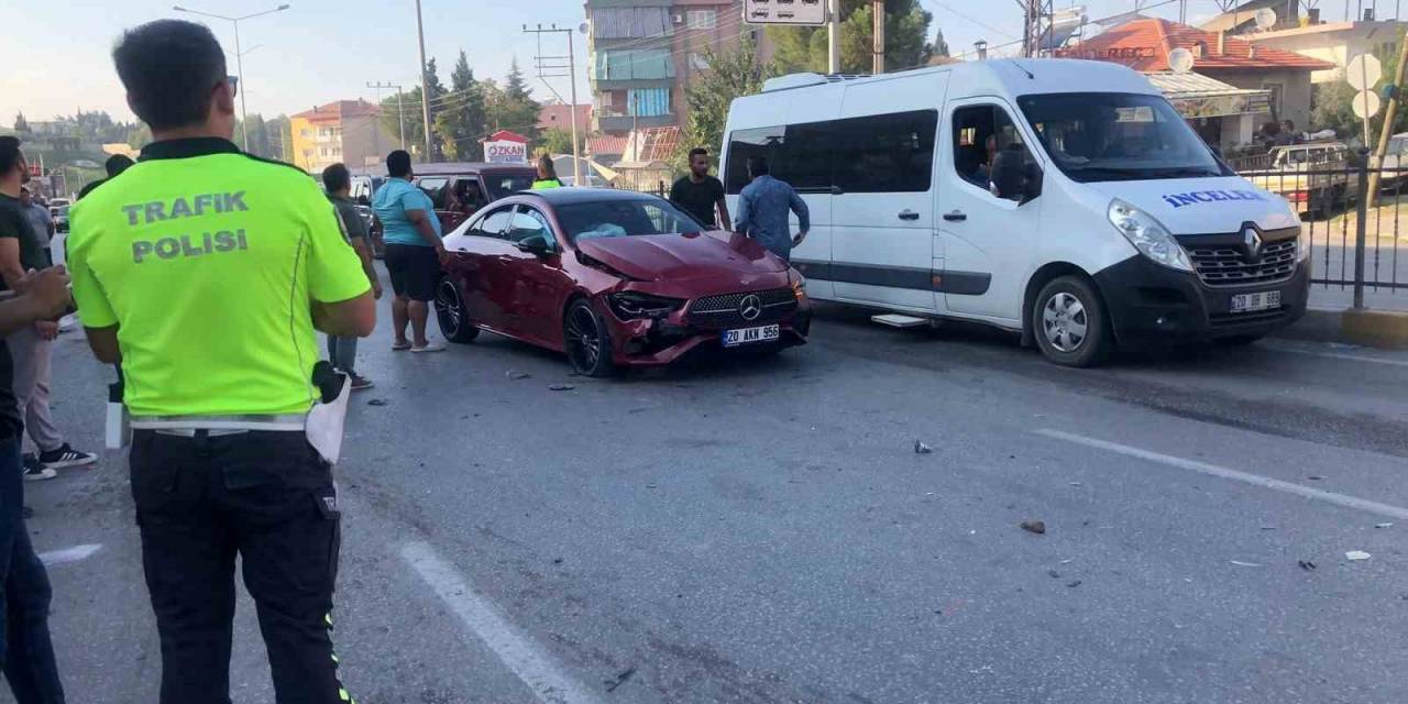 Zincirleme Kazada 4 Araç Birbirine Girdi: 1 Yaralı