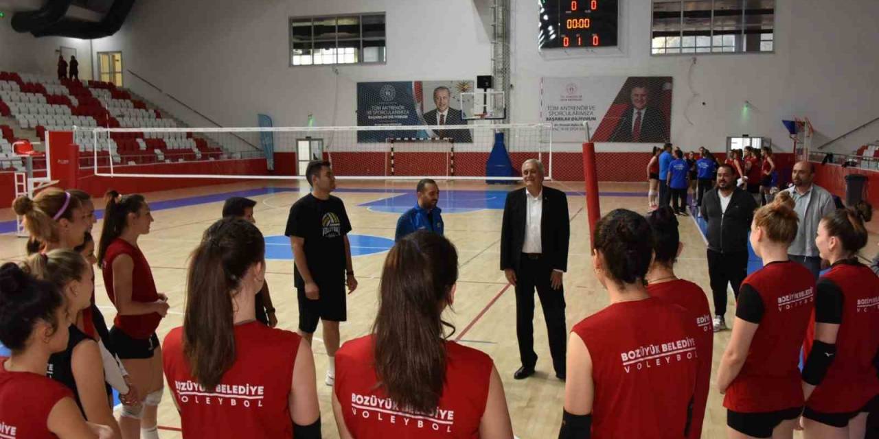 Başkan Bakkalcıoğlu Kadın Voleybol Takımının Hazırlık Maçını İzledi