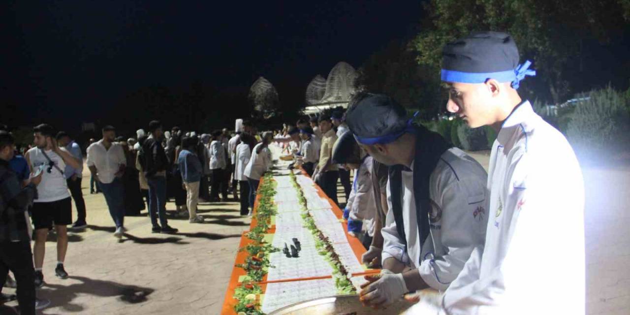 Şanlıurfa’da 63 Metrelik Çiğköfte Dürümü Rekoru