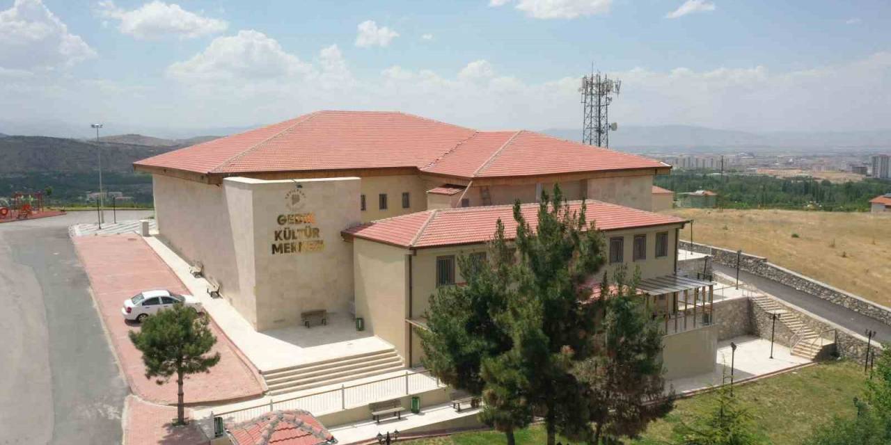 Kültürün Merkezine Dönüştürülen Eski Cezaevi Depremde Can Simidi Oldu