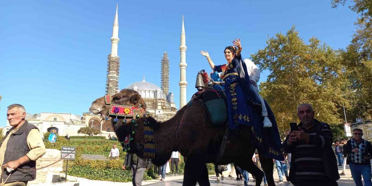 Asırlık Gelenek: Gelin Ve Damat Hamama Deveyle Geldi