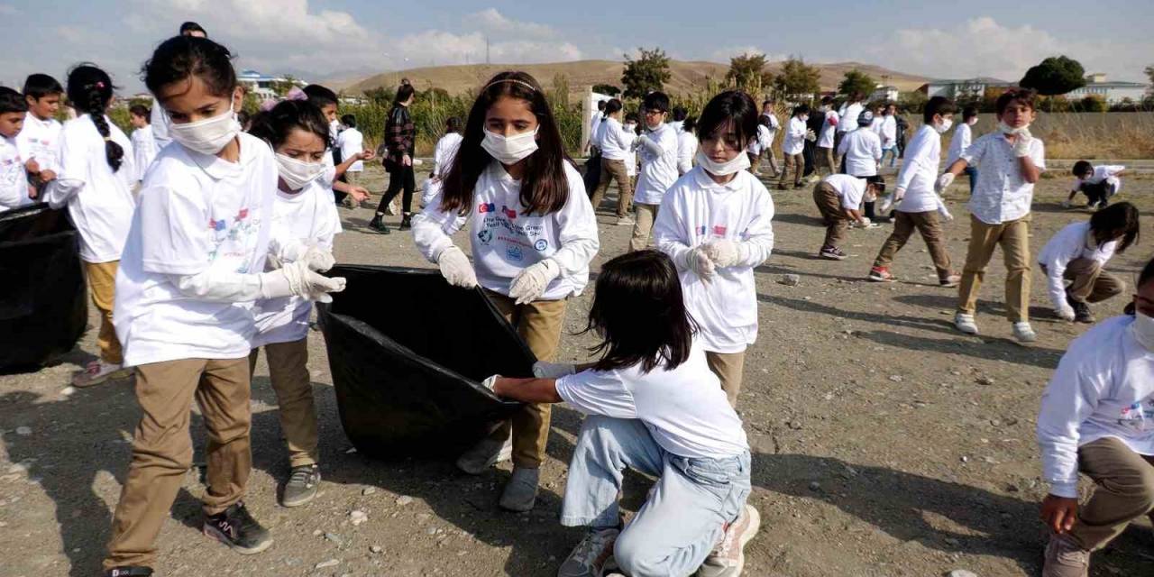 Edremit Belediyesi Öncülüğünde Van Gölü Sahilinde Temizlik Çalışması