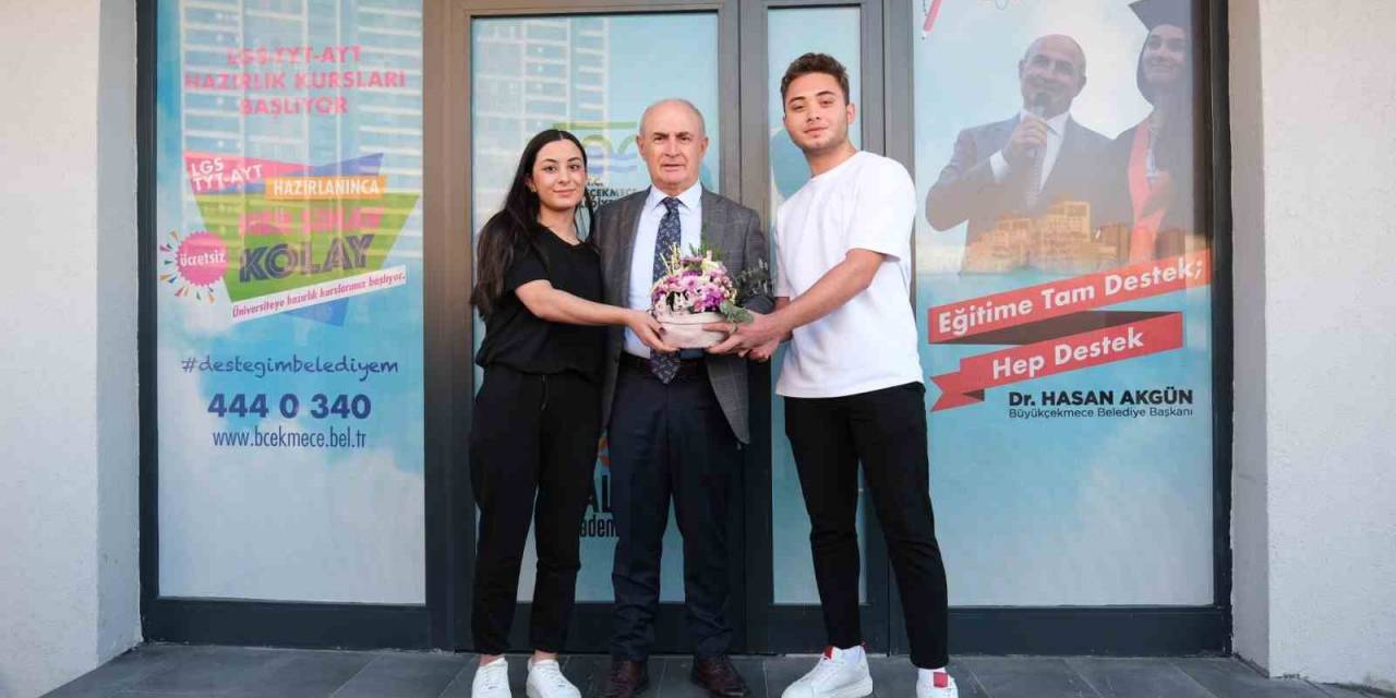 Büyükçekmece’de Üniversiteye Hazırlık Yapan Öğrencilere Kitaplarını Belediye Başkanı Akgün Dağıttı