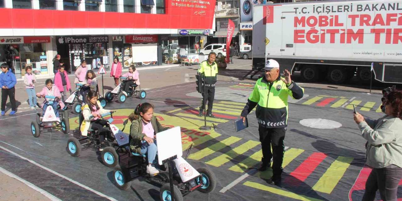 İlkokul Öğrencilerine Uygulamalı Trafik Eğitimi