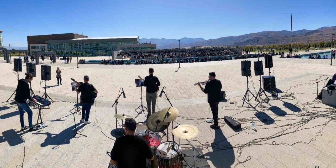 Ebyü’de Pop Müzik Konseri Verildi