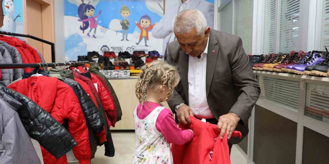 İhtiyaç Sahibi Bin Çocuğa Mont Ve Bot Yardımı Yapıldı