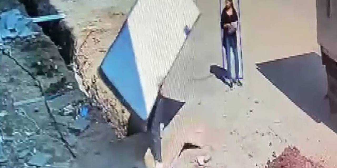 Ev Eşyası Taşırken Alt Yapı Çukuruna Düştü