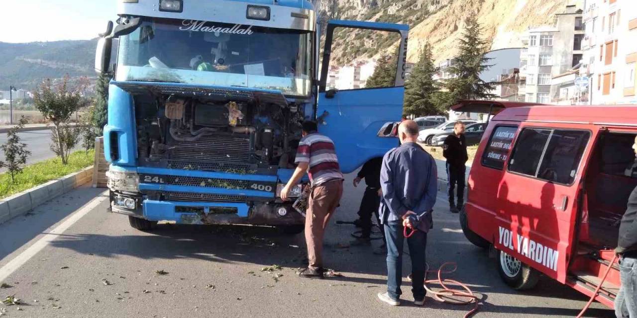 Lastiği Patlayan Tır Karşı Şeride Geçti