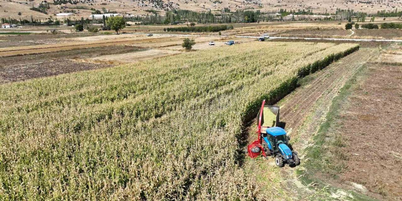 Büyükşehir Belediyesinden Çiftçiye Silaj Makinesi