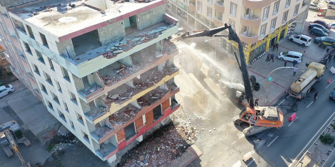 Körfez’de 5 Katlı Riskli Bina Yıkıldı