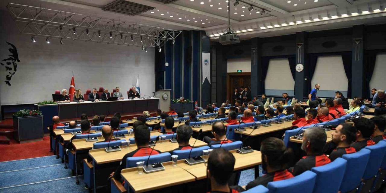 Başkan Büyükkılıç’tan Afetin İsimsiz Kahramanlarına Plaket