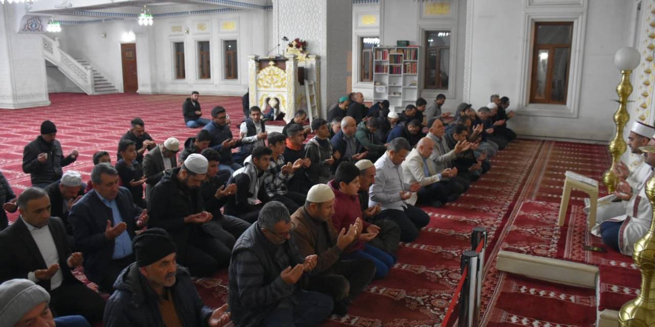 Filistin İçin Eller Semaya Kalktı