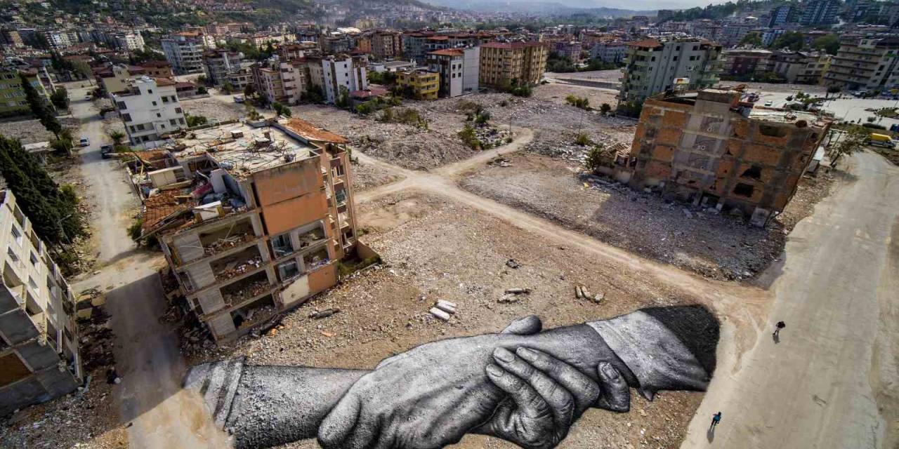 Fransız Sanatçı, Enkaz Üzerine Çizdiği Dev Eserle Dünyaya Kardeşlik Mesajı Verdi