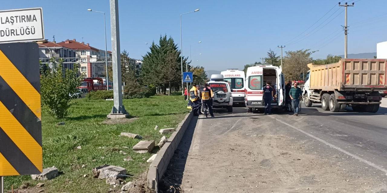 Bolu’da Ambulans Otomobille Çarpıştı