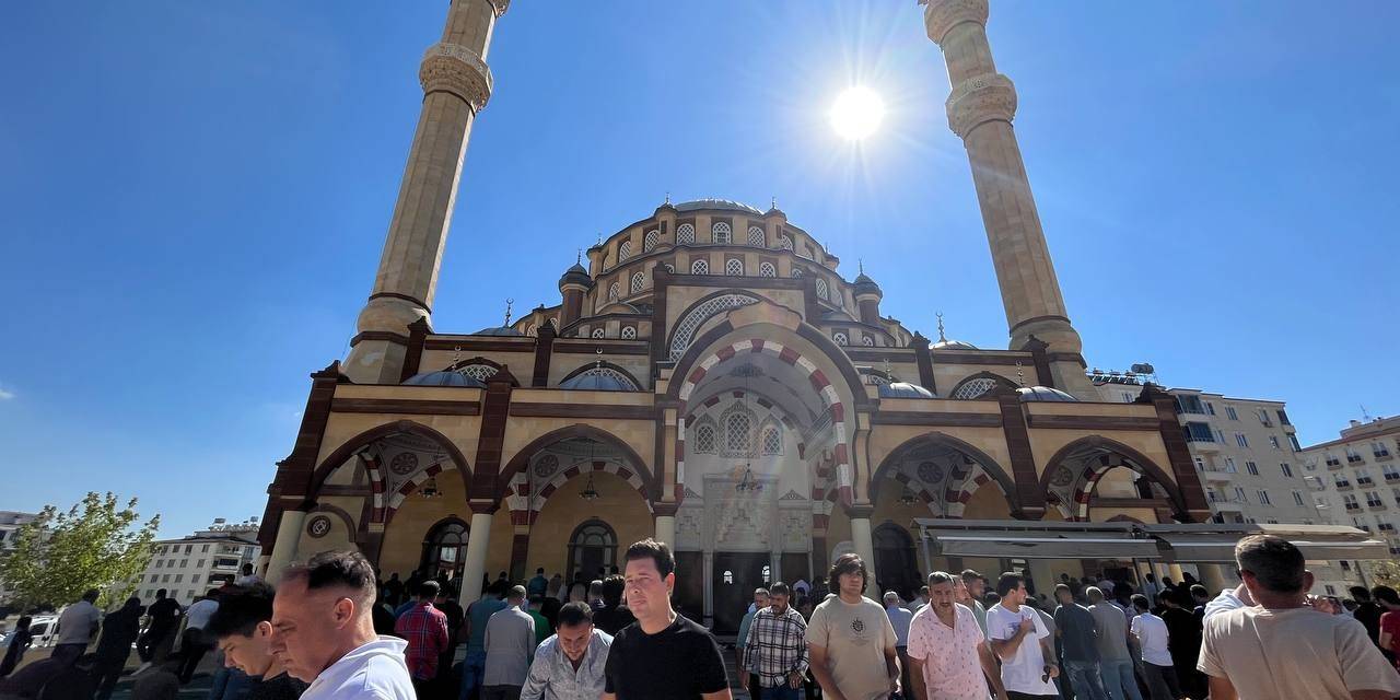 İsrail’in Saldırılarında Hayatını Kaybeden Filistinliler İçin Gıyabi Cenaze Namazı Kılındı