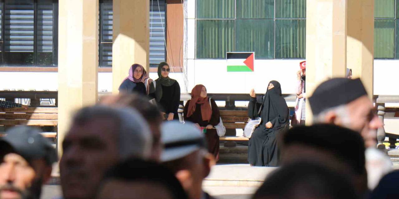 Saldırıda Hayatını Kaybeden Filistinliler İçin Gıyabi Cenaze Namazı Kılındı