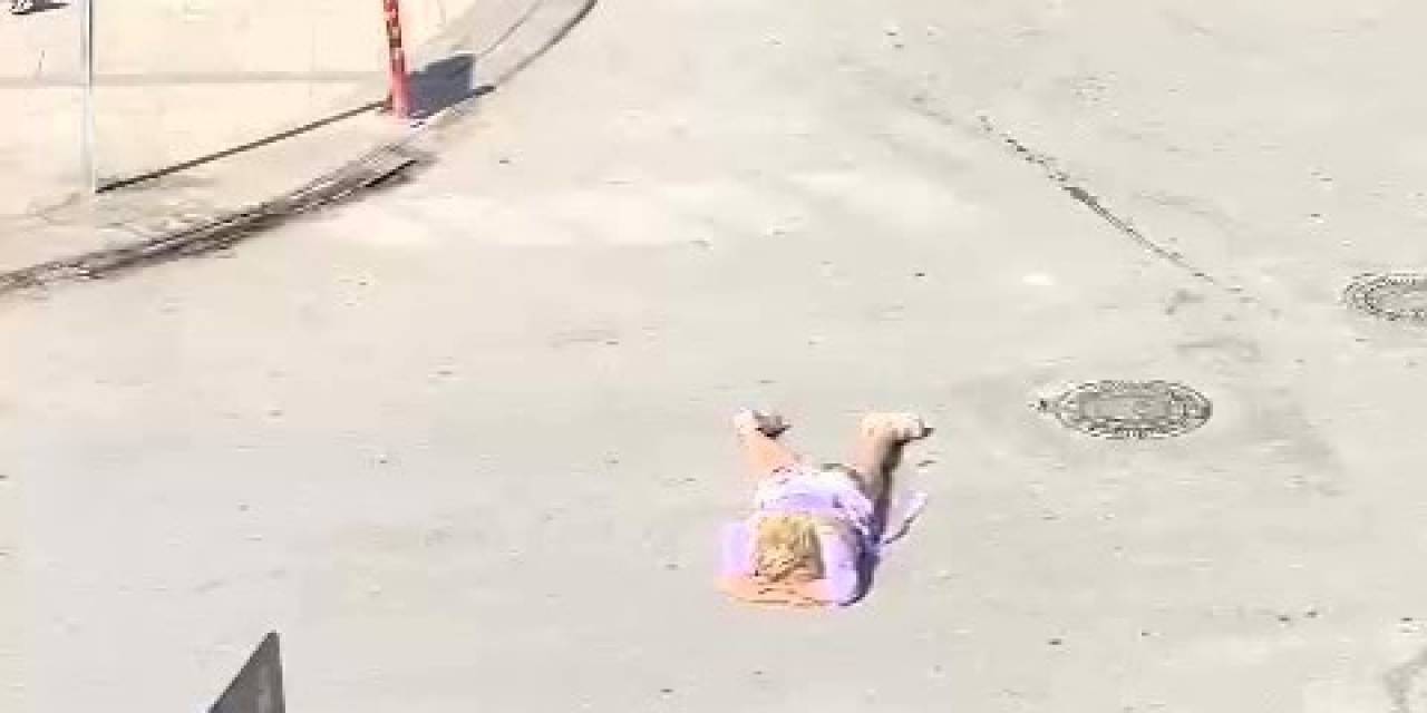 O Kadın Hastaneden Kaçıp Yine Kendini Araçların Önüne Attı
