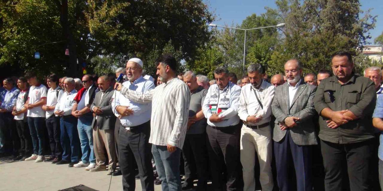 Filistin’de Hayatını Kaybedenler İçin Gıyabi Cenaze Namazı Kılındı