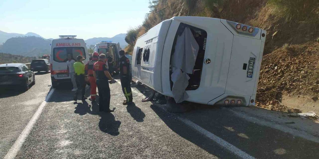 Personel Servisi İle Otomobil Çarpıştı: 4 Yaralı