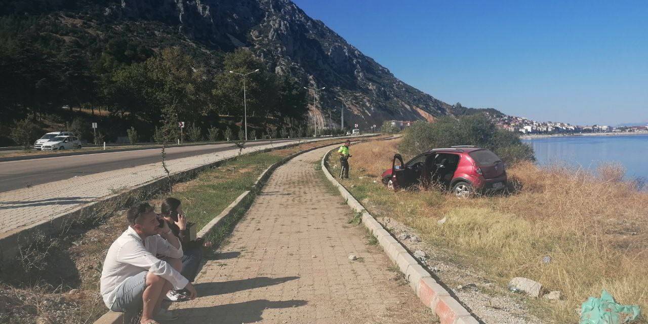 Kaza Yapan Genç Çift Sarılarak Birbirini Teselli Etti