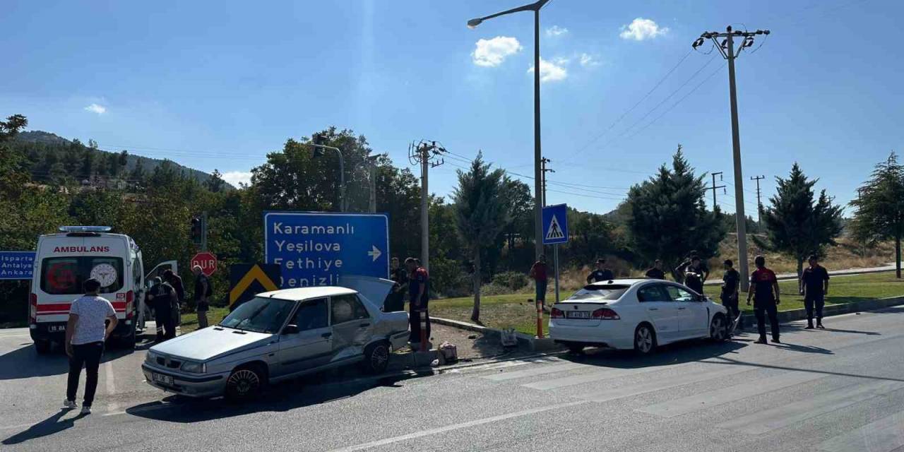 Burdur’da Kavşağa Kontrolsüz Giren İki Otomobil Çarpıştı: 1 Yaralı