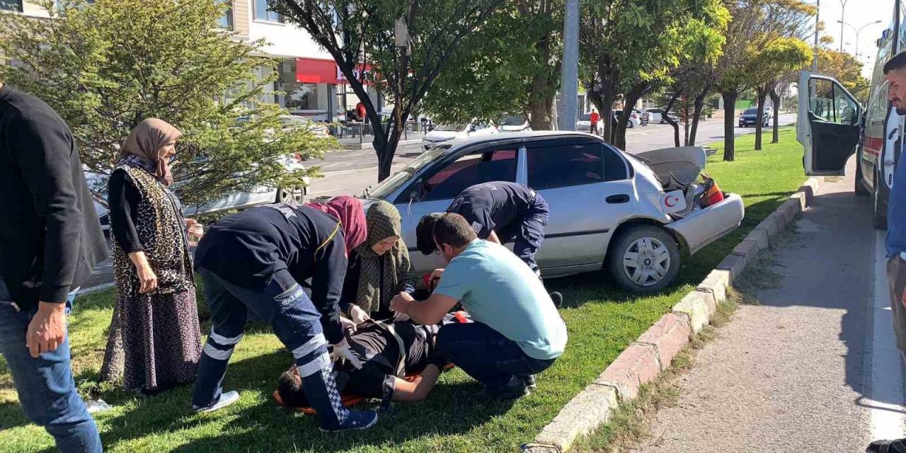 Otomobil Aydınlatma Direğine Çarptı: 1 Yaralı