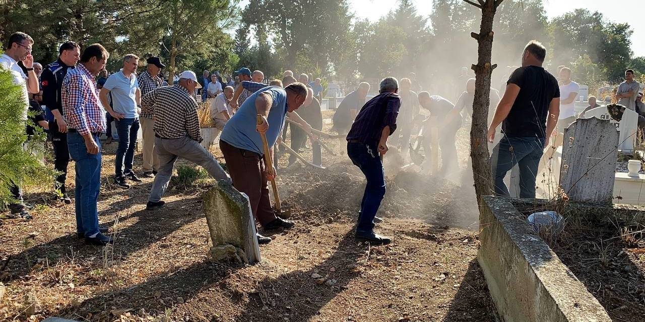 Edirne’de Oğlu Tarafından Katledilen Anne Toprağa Verildi