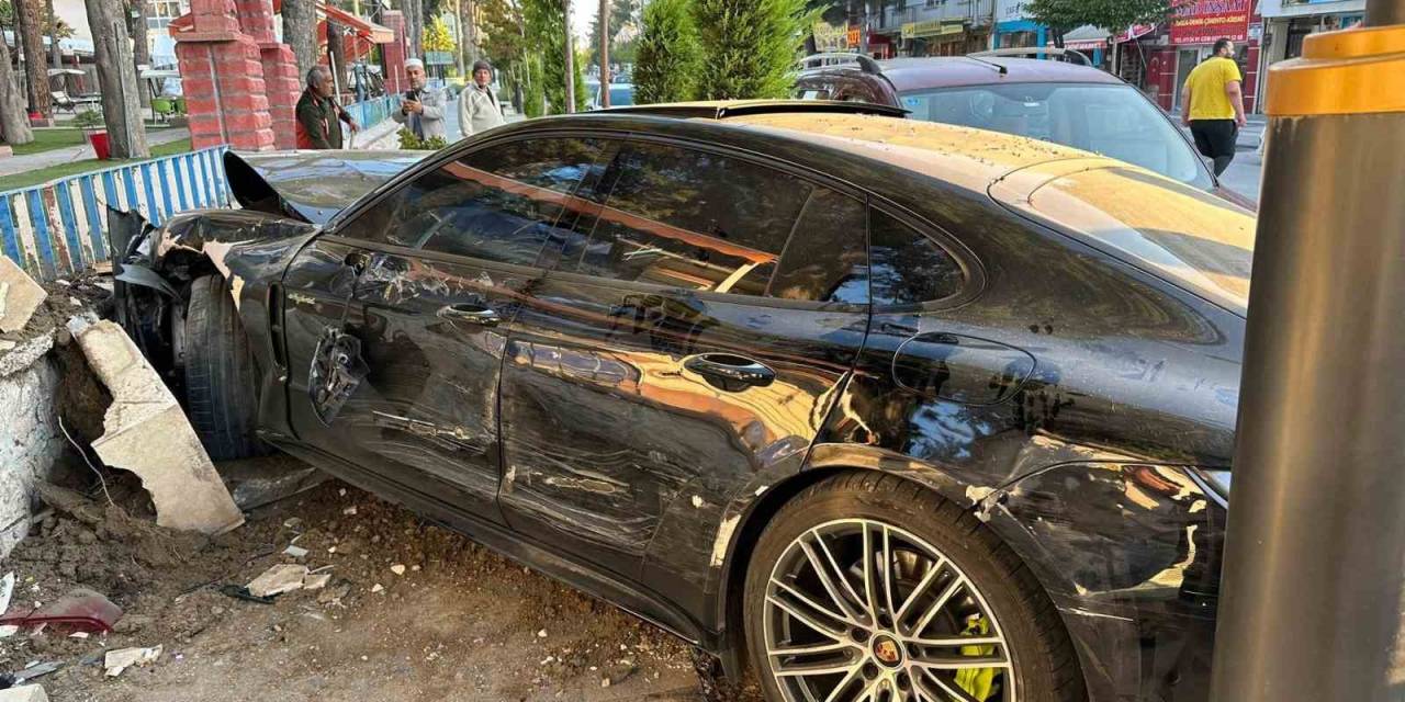 Burdur’da Lüks Otomobil Önce Park Halindeki Araçlara Sonra Duvara Çarptı