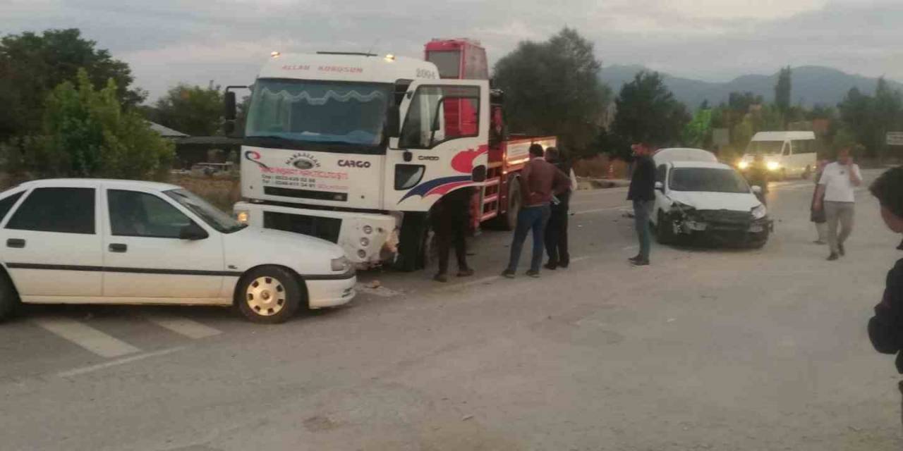 Arızalı Otomobil Bir Anda Çalışıp Hareket Edince 3 Araç Birbirine Girdi