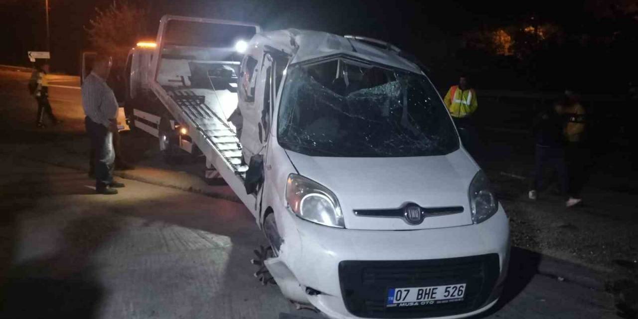 Tır Düğün Konvoyundaki Araca Çarptı: 4 Ölü, 3 Yaralı
