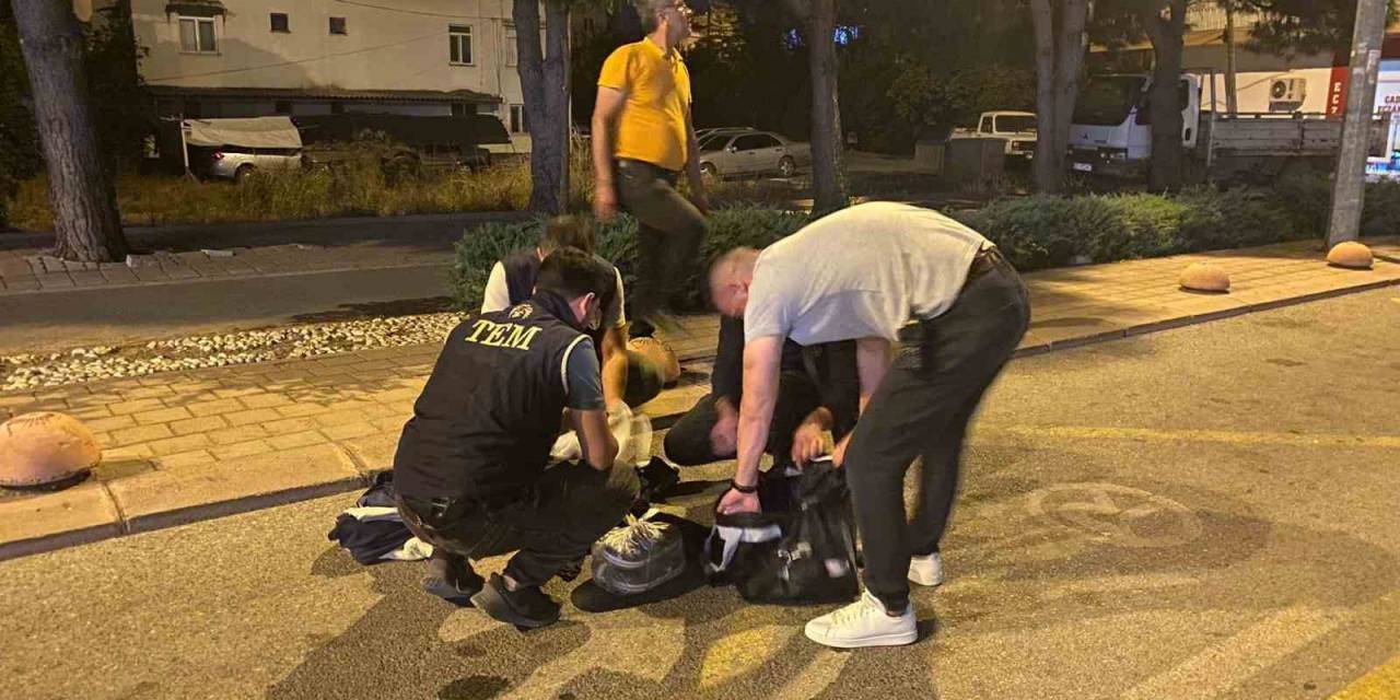 Şüpheli Çantadan Kıyafet Çıktı