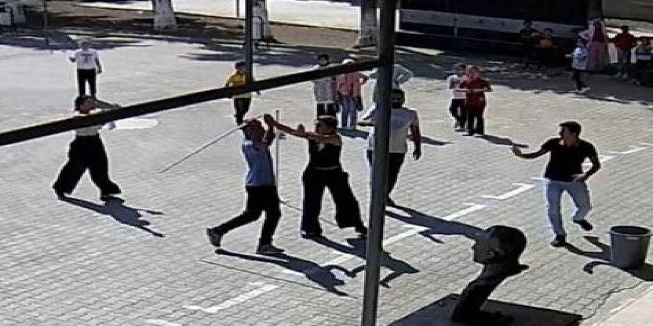 Adana’da Öğretmenlere Yumruklu Saldırı Kamerada