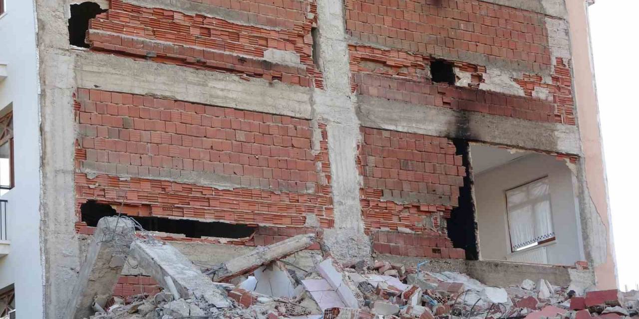 Ağır Hasarlı Binayı Yıkarken Neredeyse Sağlamını Da Yıkıyorlardı, Daireler Zarar Gördü