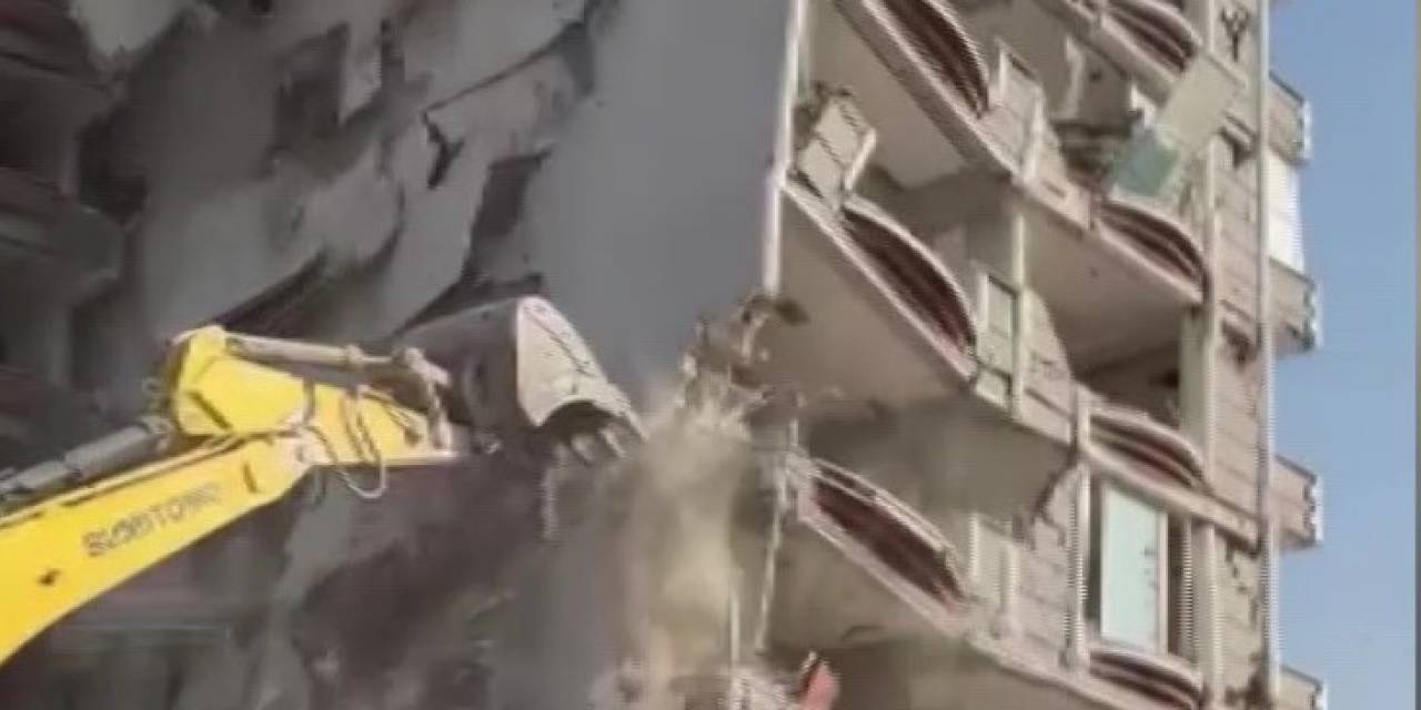 İş Makinasının Darbesiyle Binanın Yıkılma Anları Görüntülendi
