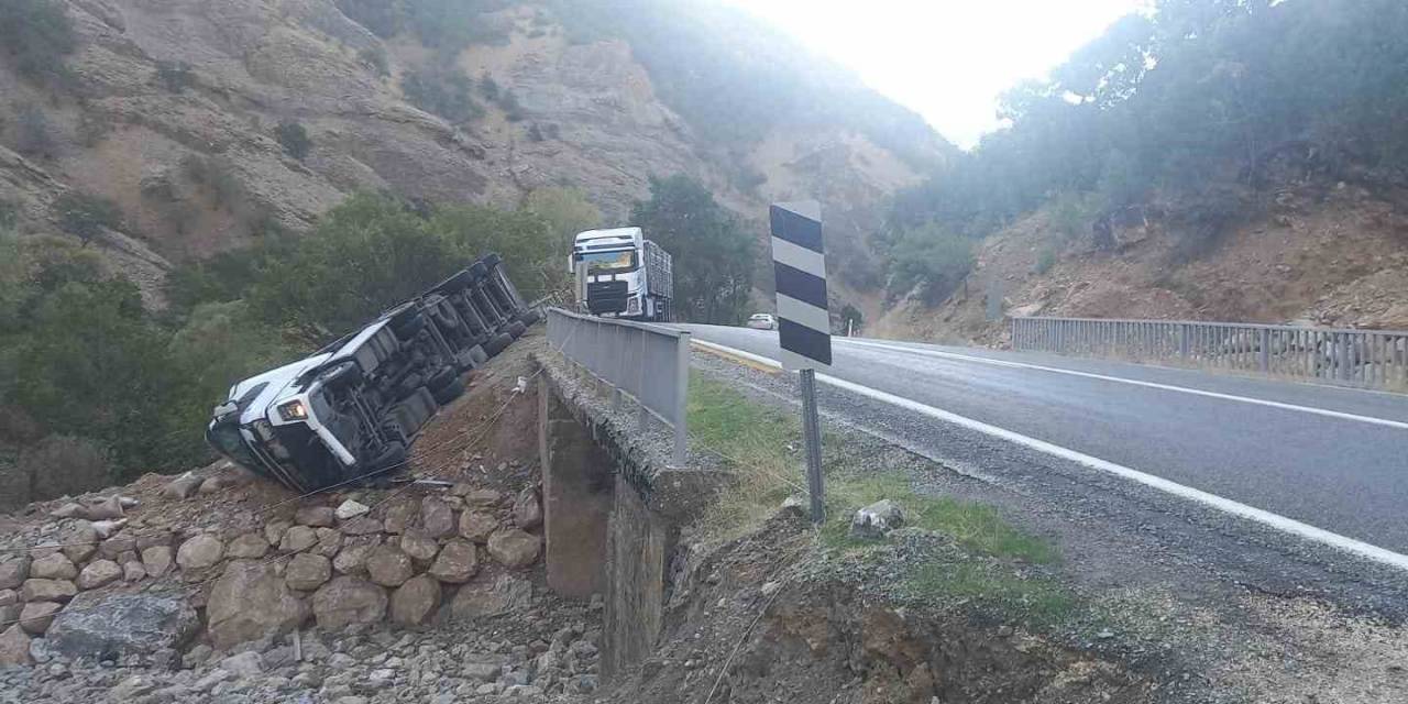 Virajı Alamayan Tır Devrildi: 1 Yaralı