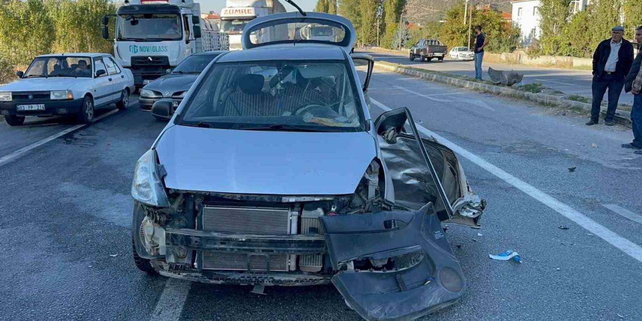 Kamyonet İle Otomobilin Çarpıştığı Kazada 5 Kişi Yaralandı
